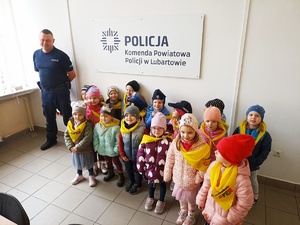 na zdjęciu na pierwszym planie dzielnicowy z dziećmi,dzielnicowy po lewej stronie