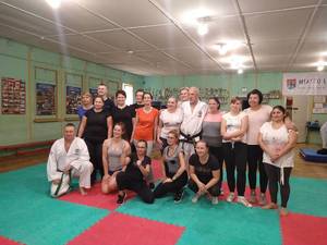 na zdjęciu policjant z uczestniczkami zajęć z Teakwon-do