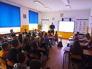 na zdjeciu dzielnicowy,który prowadzi zajęcia z dziećmi