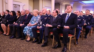 na zdjęciu policjanci którzy siedzą na apelu