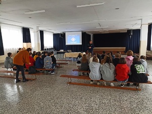na zdjęciu policjant prowadzący zajęcia z młodzieżą