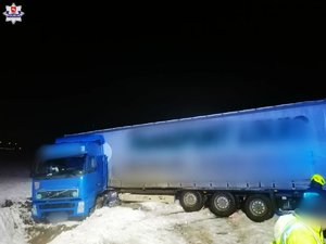 na zdjęciu samochod marki volvo z naczepą