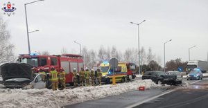 na zdjęciu strażacy radiowóz i rozbite samochody