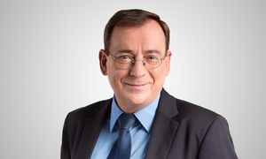 na zdjęciu na białym tle minister Kamiński