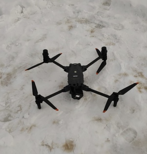 na zdjęciu dron stojący na śniegu