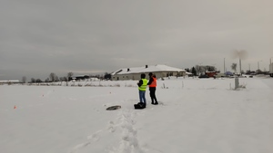 na zdjęciu dwóch mężczyzn- operatorzy drona