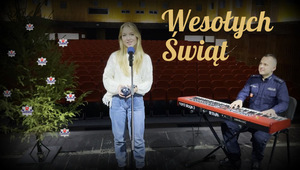 na zdjeciu policjant,który gra na fortepianie i śpiewająca dziewczyna