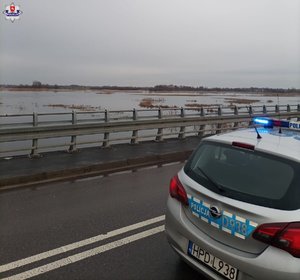 na zdjęciu śmigłowiec penetrujacy rejon m .Jeziorzany