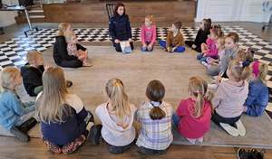 na zdjęciu dzielnicowa z dziećmi