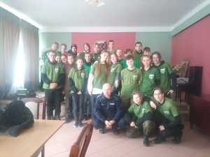 dzielnicowy z dziećmi