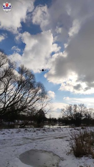 na zdjęciu dron, który unosi się nad wodą