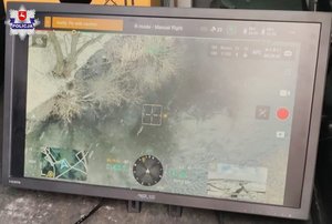 na zdjęciu dron, który unosi się nad wodą