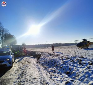 na zdjęciu samochód,który brał udział w zdarzeniu drogowym i śmigłowiec LPR