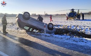 na zdjęciu samochód,który brał udział w zdarzeniu drogowym i śmigłowiec LPR