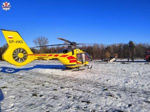 na zdjęciu samochód,który brał udział w zdarzeniu drogowym i śmigłowiec LPR