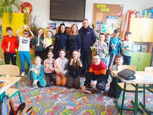 na zdjęciu dziellnicowi z dziećmi