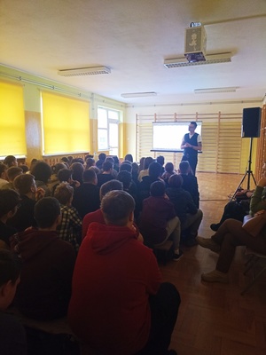 na zdjęciu młodzież  z policjantem wydziału kryminalnego