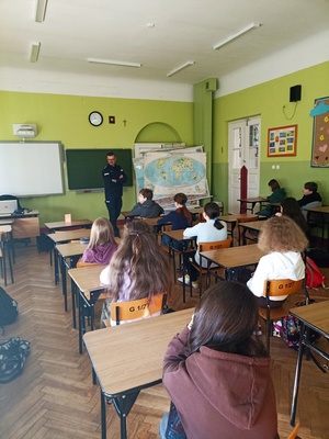 na zdjęciach policjanci z dziećmi