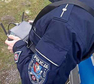 na zdjeciu operoator drona