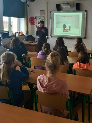 na zdjęciu policjantka z dziećmi