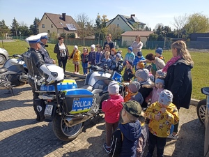 na zdjęciu policjanci i dzieci stojące przy motocyklach