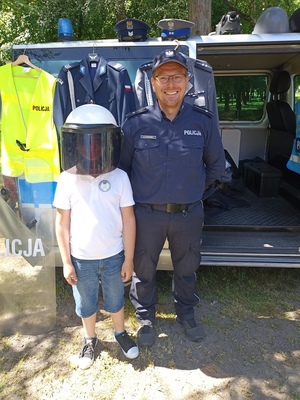 na zdjęciu policjanci z dziećmi