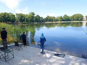 na zdjęciu policjanci z dziećmi