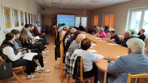 na zdjęciu policjant  z uczestnikami debaty