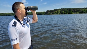 na zdjęciu policjant na łódce