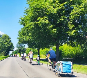na zdjęciu policjanci znakujący rowery