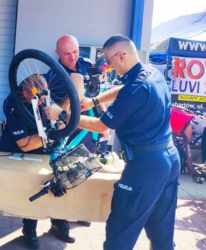 na zdjęciu policjanci znakujący rowery