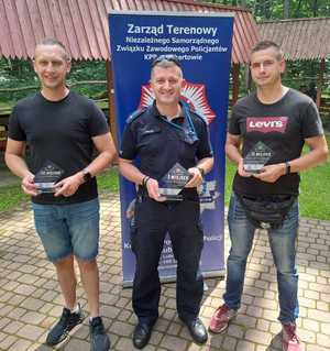 na zdjęciu policjanci,którzy brali udział w zawodach