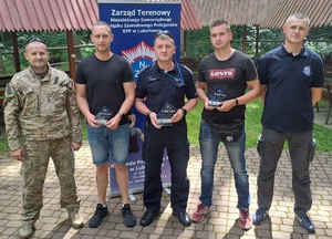 na zdjęciu policjanci