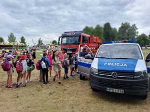 na zdjęciu policjanci z dziećmi