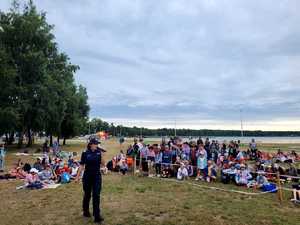 na zdjęciu policjanci z dziećmi