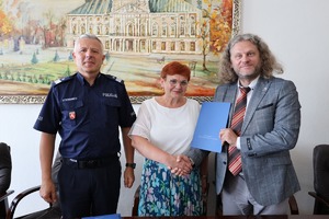 na zdjęciach Komendant Wojewódzki Policji w Lublinie nadinsp. Artur Bielecki w towarzystwie Starosty Lubartowskiego i Pani Dyrektor Zespołu Szkół w Kocku