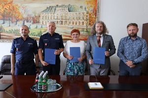 na zdjęciach Komendant Wojewódzki Policji w Lublinie nadinsp. Artur Bielecki w towarzystwie Starosty Lubartowskiego i Pani Dyrektor Zespołu Szkół w Kocku