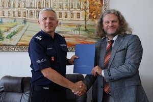 na zdjęciach Komendant Wojewódzki Policji w Lublinie nadinsp. Artur Bielecki w towarzystwie Starosty Lubartowskiego i Pani Dyrektor Zespołu Szkół w Kocku