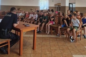 na zdjęciu dzielnicowy z dziećmi