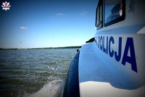 na zdjęciu policyjny patrol na wodzie