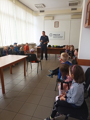 na zdjęciu dzieci z dzielnicowym