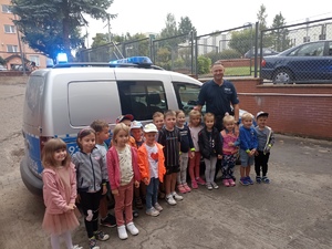 na zdjęciu dzieci z dzielnicowym