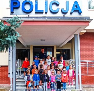 na zdjęciu dzieci z dzielnicowym