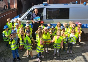 na zdjęciu dzielnicowy z dziećmi