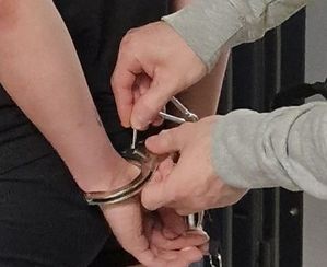 kajdanki na ręce założone z tyłu