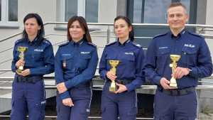 na zdjęciu odznaczeni policjanci