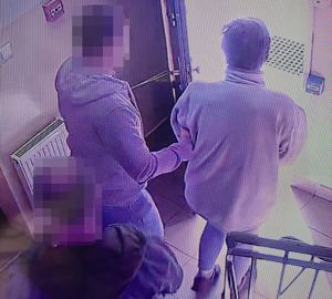 policjanci prowadza zatrzymaną