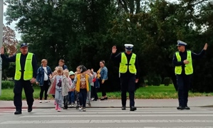 na zdjęciu policjanci z dziećmi