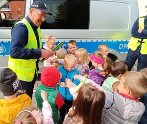na zdjęciu policjanci z dziećmi