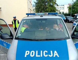 na zdjęciu policjanci z dziećmi
